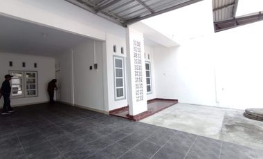 DIJUAL RUMAH ATAU TEMPAT USAHA 2 LANTAI TEPI JALAN  DI MAGUWOHARJO