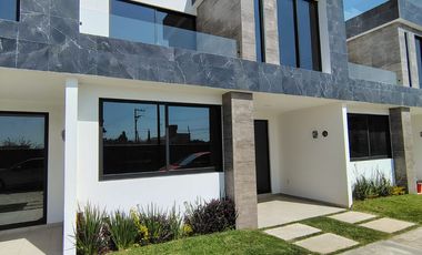 CASA EN VENTA CON ROOG GARDEN Y ALBERCA EN YECAPIXTLA