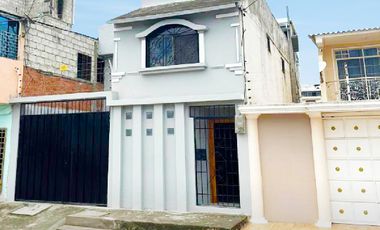 EN VENTA: casa de 2 pisos con terraza en zona céntrica de Machala