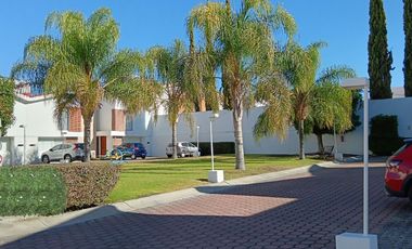JURIQUILLA, CASA EN CONDOMINIO CON LA MEJOR UBICACIÓN.  3 RECÁMARAS, ESTUDIO, 2.5 BAÑOS, JARDÍN, 2/3 AUTOS, BODEGA.