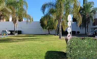 JURIQUILLA, CASA EN CONDOMINIO CON LA MEJOR UBICACIÓN.  3 RECÁMARAS, ESTUDIO, 2.5 BAÑOS, JARDÍN, 2/3 AUTOS, BODEGA.