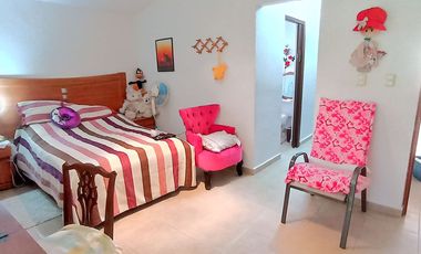 JURIQUILLA, CASA EN CONDOMINIO CON LA MEJOR UBICACIÓN.  3 RECÁMARAS, ESTUDIO, 2.5 BAÑOS, JARDÍN, 2/3 AUTOS, BODEGA.