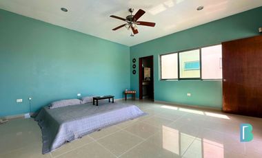 Casa estilo californiano de 2 plantas en fraccionamiento exclusivo