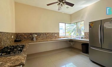 Casa estilo californiano de 2 plantas en fraccionamiento exclusivo