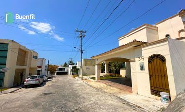 Casa estilo californiano de 2 plantas en fraccionamiento exclusivo