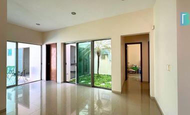 Casa estilo californiano de 2 plantas en fraccionamiento exclusivo