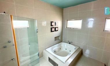 Casa estilo californiano de 2 plantas en fraccionamiento exclusivo