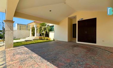 Casa estilo californiano de 2 plantas en fraccionamiento exclusivo
