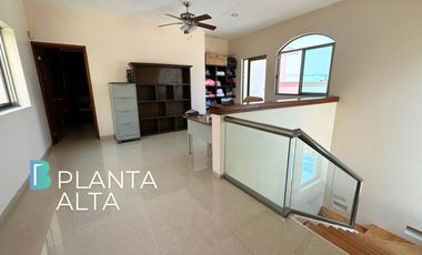 Casa estilo californiano de 2 plantas en fraccionamiento exclusivo