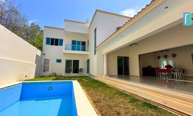 Casa estilo californiano de 2 plantas en fraccionamiento exclusivo