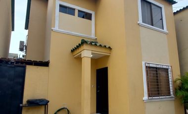 Alquilo casa amoblada en urbanización La Joya