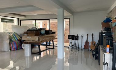 Gorgeous 5 bedroom pool villa for sale in Green Valley