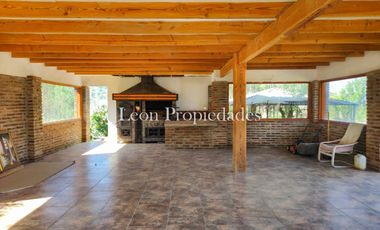 León Propiedades vende gran casa en Sector Los Naranjos, Curacaví.