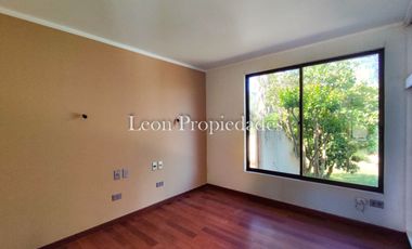 León Propiedades vende gran casa en Sector Los Naranjos, Curacaví.