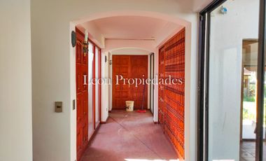 León Propiedades vende gran casa en Sector Los Naranjos, Curacaví.