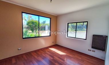 León Propiedades vende gran casa en Sector Los Naranjos, Curacaví.