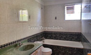 León Propiedades vende gran casa en Sector Los Naranjos, Curacaví.