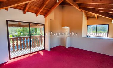 León Propiedades vende gran casa en Sector Los Naranjos, Curacaví.