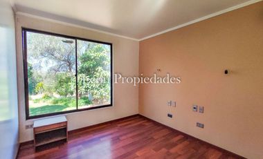 León Propiedades vende gran casa en Sector Los Naranjos, Curacaví.