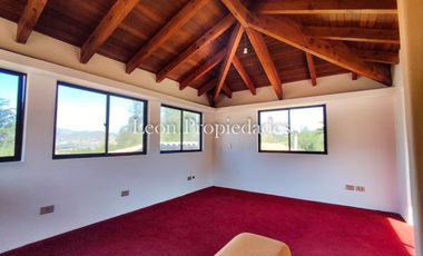 León Propiedades vende gran casa en Sector Los Naranjos, Curacaví.