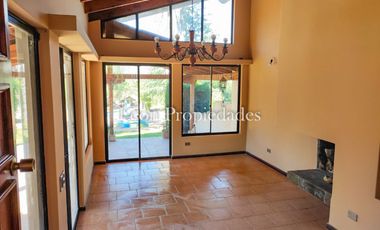 León Propiedades vende gran casa en Sector Los Naranjos, Curacaví.