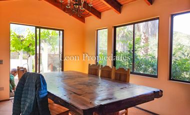 León Propiedades vende gran casa en Sector Los Naranjos, Curacaví.