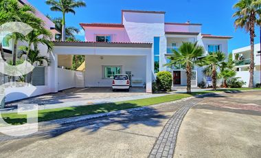Casa en Renta en Cancun en Residencial Villa Magna con Alberca y Jardín