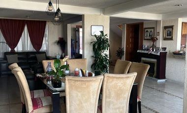 Casa en venta en 4 niveles con excelente vista.
