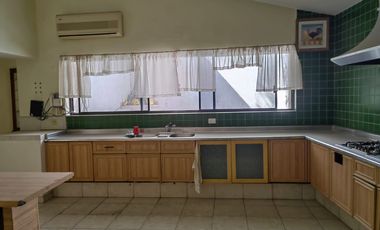 Casa Habitación ubicada en Fracc. Valle de San Ángel, Sector Jardines, Nuevo León.