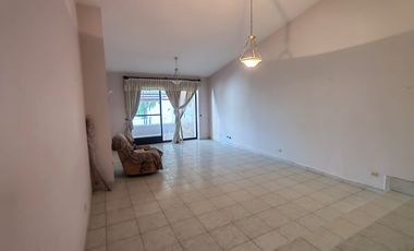 Casa Habitación ubicada en Fracc. Valle de San Ángel, Sector Jardines, Nuevo León.