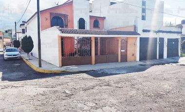 Amplia Casa en Esquina en Venta en Villas del Álamo-Pachuca.