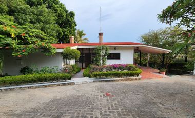 Esta casa es única, casi 1,300m2 de propiedad, hermoso diseño, conócela! Precio reducido!