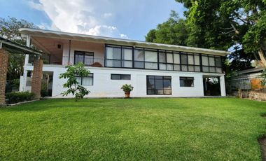 Esta casa es única, casi 1,300m2 de propiedad, hermoso diseño, conócela! Precio reducido!