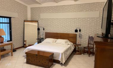 Esta casa es única, casi 1,300m2 de propiedad, hermoso diseño, conócela! Precio reducido!