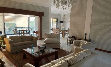 Esta casa es única, casi 1,300m2 de propiedad, hermoso diseño, conócela! Precio reducido!