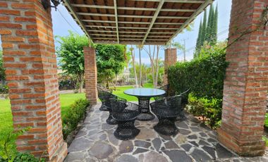 Esta casa es única, casi 1,300m2 de propiedad, hermoso diseño, conócela! Precio reducido!