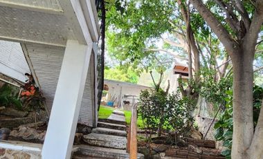 Esta casa es única, casi 1,300m2 de propiedad, hermoso diseño, conócela! Precio reducido!