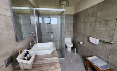 Esta casa es única, casi 1,300m2 de propiedad, hermoso diseño, conócela! Precio reducido!