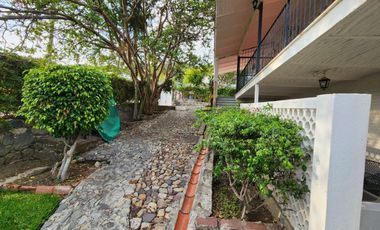 Esta casa es única, casi 1,300m2 de propiedad, hermoso diseño, conócela! Precio reducido!