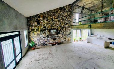 CASA DE CAMPO CON MAS DE UNA HECTAREA DE TERRENO A LAS AFUERAS DE CORDOBA