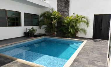 Se Vende Salón de Eventos en Cancún con Alberca y Dos Estudios Sobre Av. Fonatur