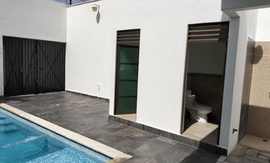 Se Vende Salón de Eventos en Cancún con Alberca y Dos Estudios Sobre Av. Fonatur