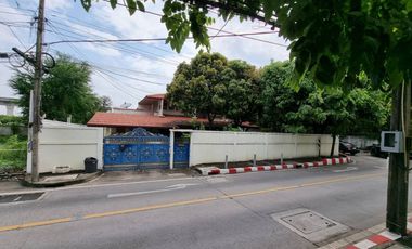 ** Urgent Sale ** Land with buildings in Muang Thong Village 2 Project 3 Soi Phatthanakan 53