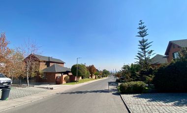 Impecable En Condominio Sector Las Pircas