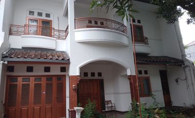 Rumah dijual di Cipete Utara Kebayoran Baru Semi Furnish Lokasi Ok
