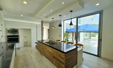 LAS CAÑADAS CASA EN VENTA FRENTE AL COLEGIO ALEMAN CON ALBERCA