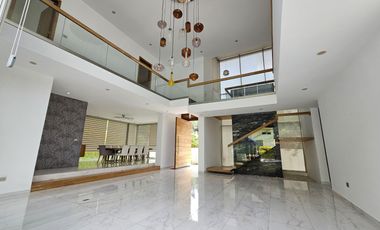 LAS CAÑADAS CASA EN VENTA FRENTE AL COLEGIO ALEMAN CON ALBERCA