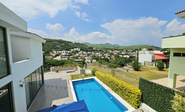 LAS CAÑADAS CASA EN VENTA FRENTE AL COLEGIO ALEMAN CON ALBERCA
