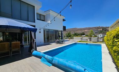 LAS CAÑADAS CASA EN VENTA FRENTE AL COLEGIO ALEMAN CON ALBERCA