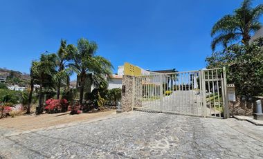 LAS CAÑADAS CASA EN VENTA FRENTE AL COLEGIO ALEMAN CON ALBERCA